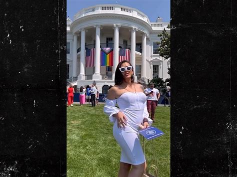 rose montoya nude|Rose Montoya apologizes for going topless at the White House。